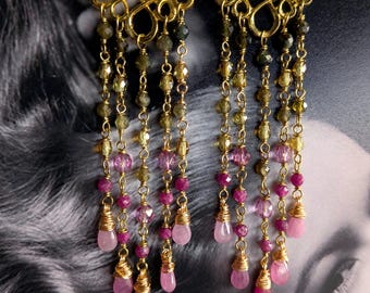 Ohrringe mit Wassermelonen- und Ombré-Rosa-Motiv. Lange Quastenohrringe mit Turmalin, Rubin und Saphir. Lange, goldene Perlenohrringe. Boho-Stil.