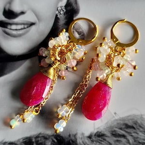 Schimmernde Ruby Reverie: Saftige Burma Rubine, äthiopischer Opal, Prehnit & Mondstein Ohrringe von Boho Luxe. Romantische Cluster Ohrringe.