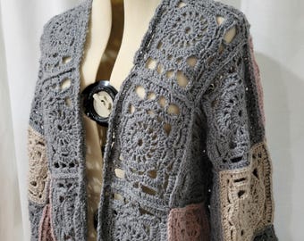 Graue gehäkelte Jacke