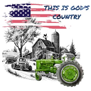 Puede incluir: Un tractor verde con una franja roja y una granja blanca en el fondo. El texto "This is God's Country" est&aacute; escrito en azul sobre una bandera estadounidense roja, blanca y azul.