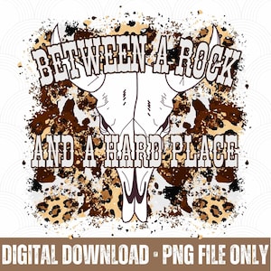 Tussen een rots en een harde plaats PNG, Western Png, Western Shirt Design, Digitaal ontwerp, Digitaal bestand, Westerse sublimatie.
