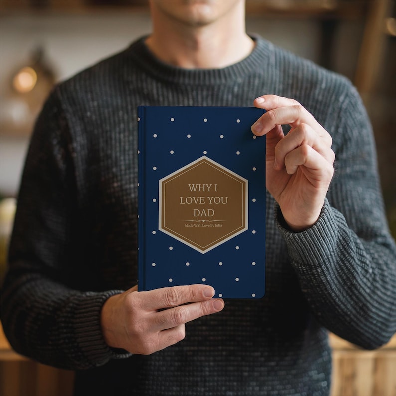 Peut inclure: Un journal bleu marine avec des pois blancs et un hexagone dor&eacute; qui dit "Why I Love You Dad" sur la couverture.