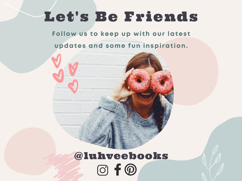 Peut inclure: Une femme avec un grand sourire tient deux beignets roses devant ses yeux. L'arri&egrave;re-plan est un mur de briques blanches avec des formes abstraites bleu pastel et rose. Le texte "Let's Be Friends" est en haut de l'image. Le texte "Follow us to keep up with our latest updates and some fun inspiration." est sous le titre. Le texte "@luhveebooks" est en bas de l'image. Des ic&ocirc;nes de m&eacute;dias sociaux pour Instagram, Facebook et Pinterest sont sous le texte.