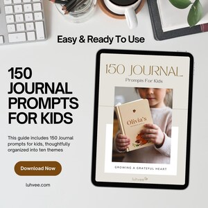 Peut inclure: Une tablette numérique affiche un journal intitulé "150 Journal Prompts For Kids". La couverture montre un enfant tenant un livre avec le nom "Olivia's". Le texte "Easy & Ready To Use" est au-dessus de la tablette. Un clavier et une tasse à café sont également visibles.