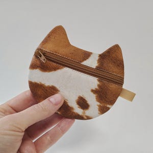 12 cm großes Katzen Etui, mit Reißverschluss. Wasserdichte Mini Geldbörse mit Tierdruck, perfektes Geschenk für Katzenliebhaber.