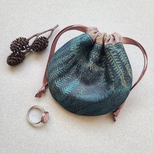 Mini pochette fougère, sac à cordon rond fait main de 10 cm, parfait pour ranger bijoux, dés, écouteurs et autres petits objets