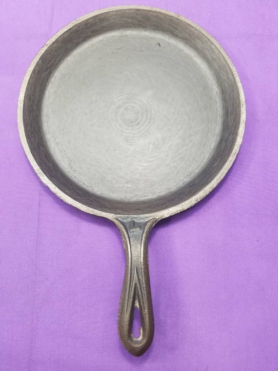 Home & Living Pots & Pans Fancy Handle 7 Cast Iron Handled Gate Mark