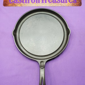Excellent Wagner Cast Iron Fat Free Fryer Skillet Griddle Thumb Handle Stylized Logo 100% Original Milling Marks Ready To Use Or Display