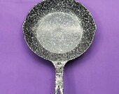 Excellent NOS 9 inch Wagner Enameled Cast Iron Chef Skillet with Thumb Handle Sits Flat 1386 Never Used Ready to Use Or Display Beautiful