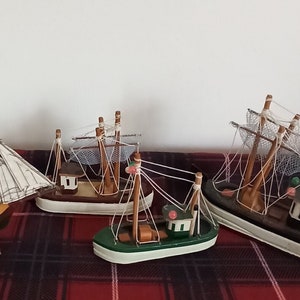 Set von 4 Modell-Segelschiffen. Guter Zustand.