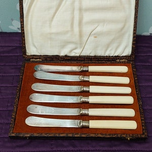 Boxed Set of Six Silverplated Dessert or Butter Knives - Brown Box with Brown Linen - Good Condition - 17cm per Knife