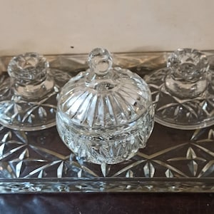 Conjunto de penteadeira de vidro vintage de 4 peças. Muito bom estado. 2 x castiçais pequenos, 1 x jarra de pó x 1 x bandeja.
