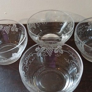 4 Glass Fruit Bowls. Vintage. Very Good Condition.