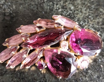 Vintage Art Deco Style Feather Brooch. Purple Glass Costume Jewellery. Good Condition.
