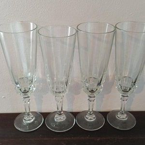 Set of 6 Stem Wine Glasses (Only 4 Shown). Excellent Condition.