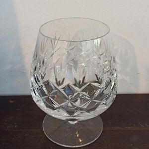 Verre à brandy vintage en cristal au plomb.  Bonne qualité. Excellent état.