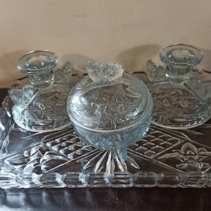 Conjunto de penteadeira vintage de vidro com 4 peças. Estilo Art Nouveau.