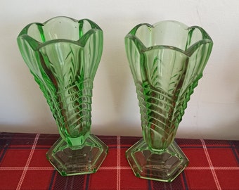 Paire de vases verts de style Art déco. Motif à chevrons. Excellent état.