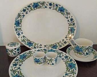 Midwinter Ovaler Servierteller, Marmeladentopf, Tasse und Untertasse, Eierbecher und Speiseteller.