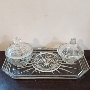 Conjunto de penteadeira. 2 x potes de pó e 1 x suporte de anel. Bom estado.