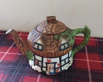 Vintage Fine China Novelty Teapot. Cottages, Christopher Wren. Made by Staffordshire Tableware, England. Very Good Condition.