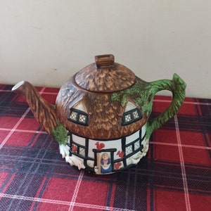 Vintage Fine China Novelty Teapot. Cottages, Christopher Wren. Made by Staffordshire Tableware, England. Very Good Condition.