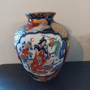 Vintage Imari Vase. Very Good Condition.