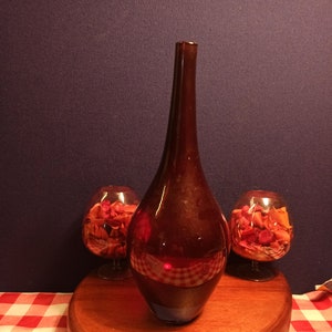 Vaso ornamentale vintage in vetro rosso rubino. Condizioni eccellenti.
