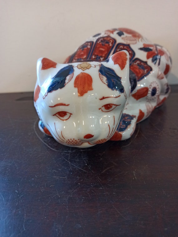 ヴィンテージ伊万里焼の猫の置物。20世紀初頭。手描き。非常に ヴィンテージ伊万里焼の猫の置物。20世紀初頭。手描き。非常に