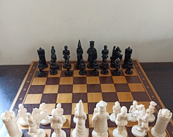 アンティーク木製チェスボード（樹脂製チェス駒と収納スロット付き