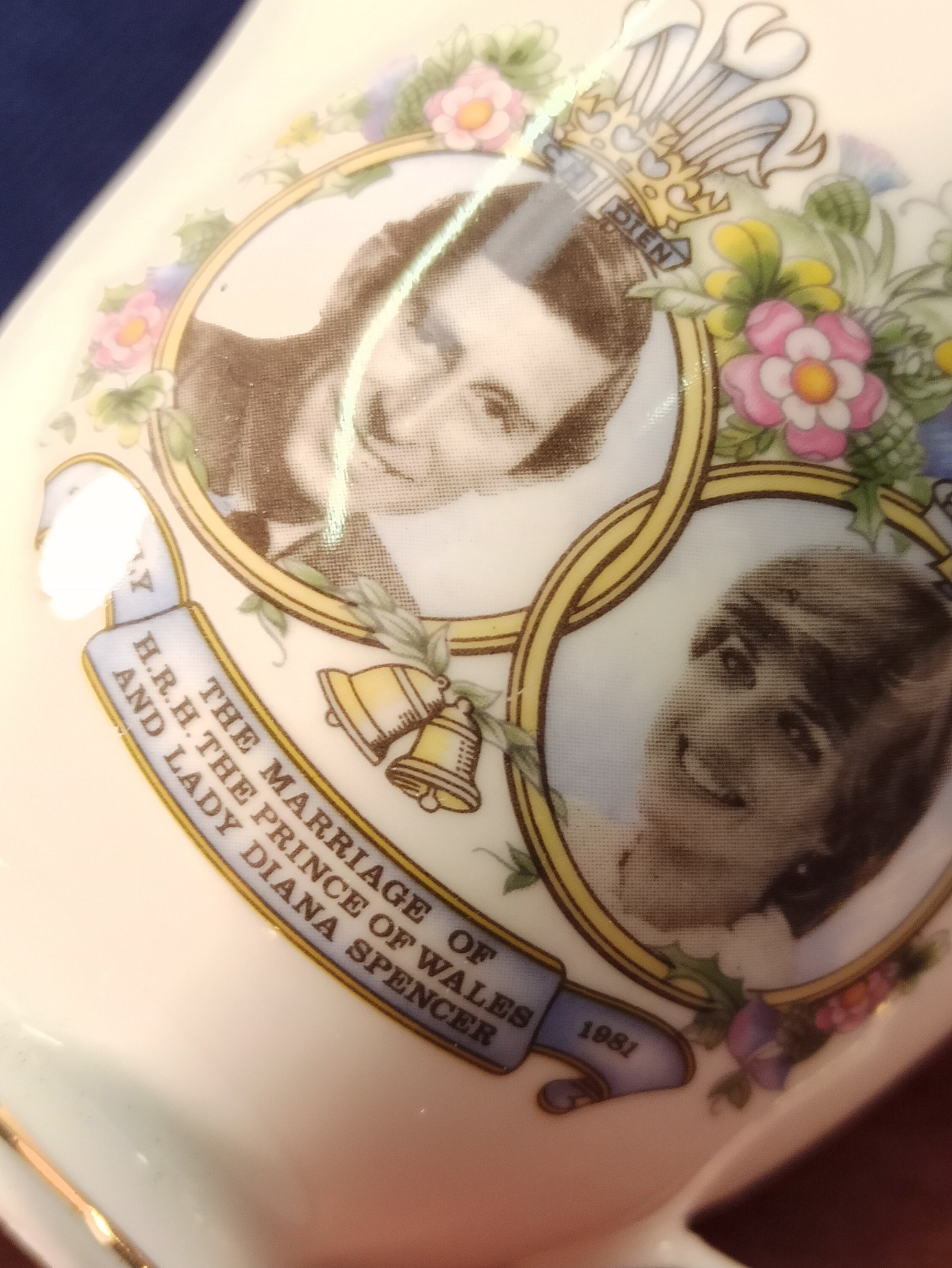 チャールズ皇太子とダイアナ妃の結婚式記念食器セット（カップ