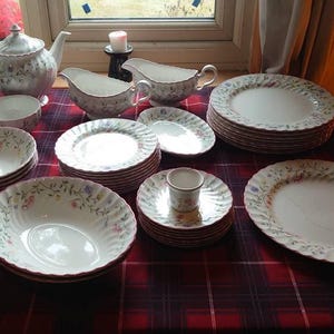 Johnson Brother&#39;s Summer Chintz Dining Service/Dinner Set.