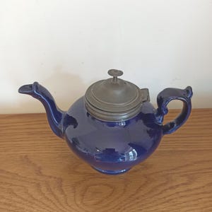 Vintage koboltblå tekanna med tennlock. Gott skick.