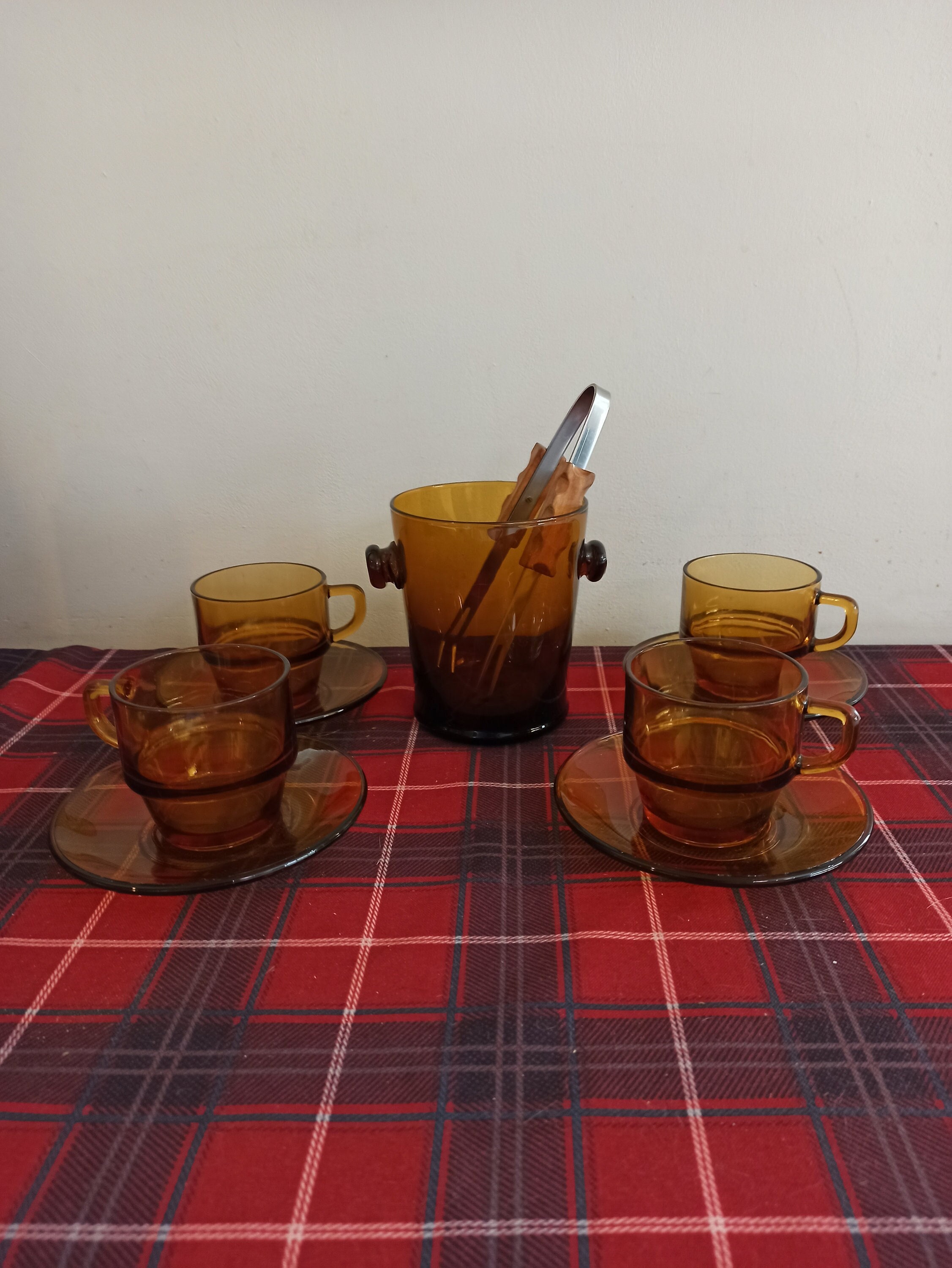 service à thé glacé en verre ambré fumé rétro. 4 tasses, soucoupes, seau glace et pinces.