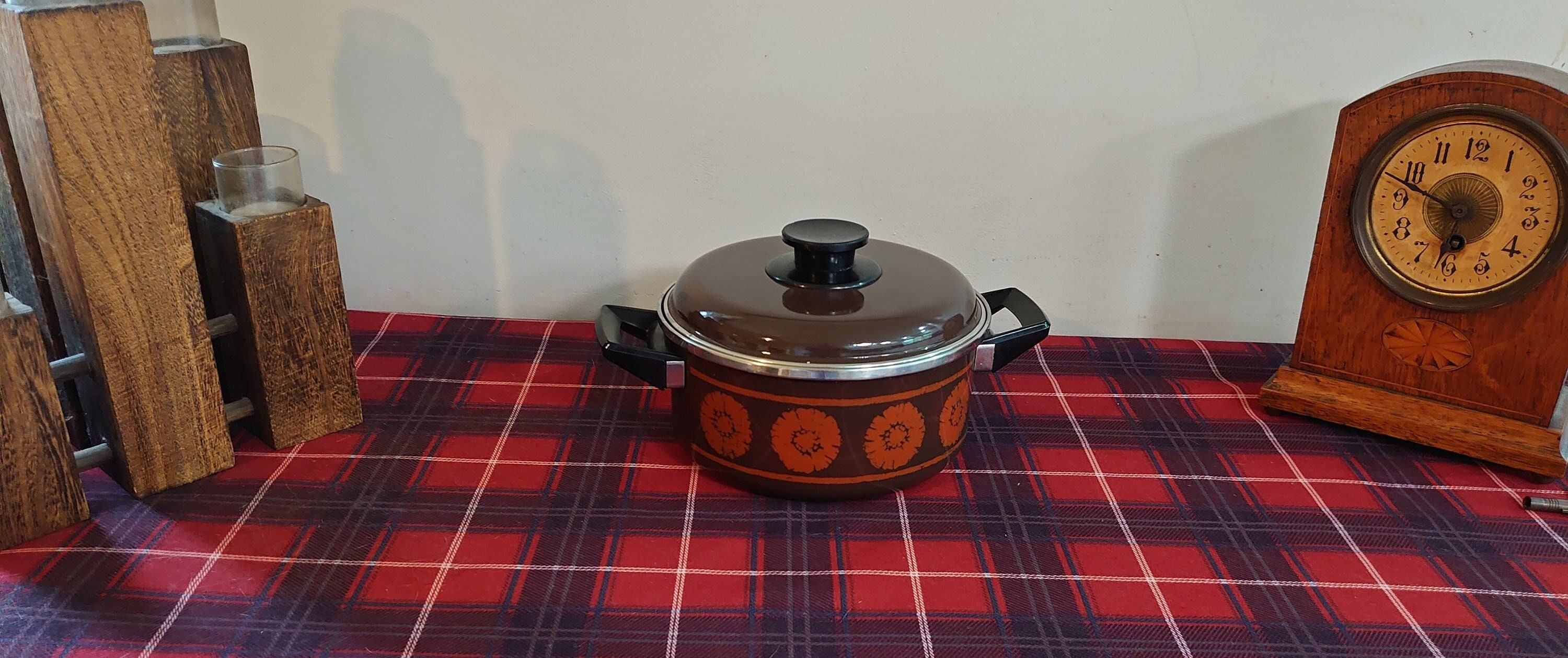 casserole rétro des années 1970 ou casserole à deux poignées - bon état ustensiles de cuisine vintage