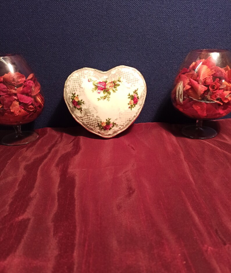1962 Excellent Condition. /'Old Country Roses/' Retro Royal Albert Heart Shaped Trinket Dish