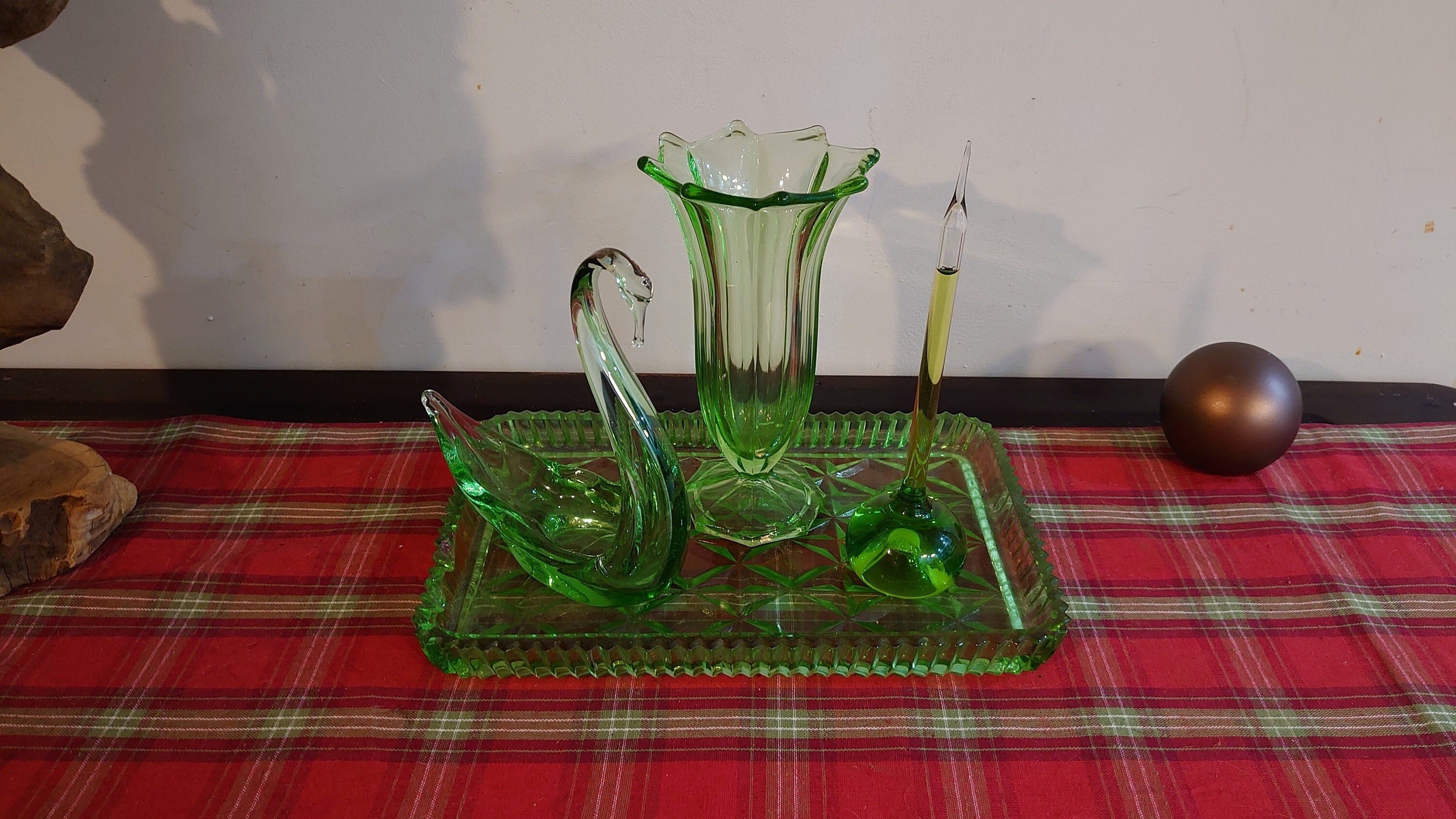 Assortimento di articoli in vetro verde - 4 articoli - Vassoio, Cigno di Murano, Ornamento, Vaso - Condizioni eccellenti