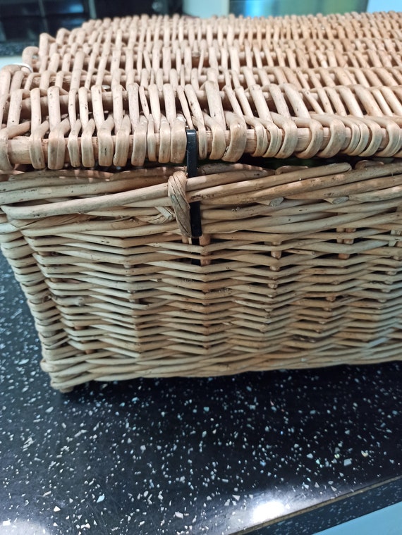 Vintage Picnic Wicker Basket Set. Gem