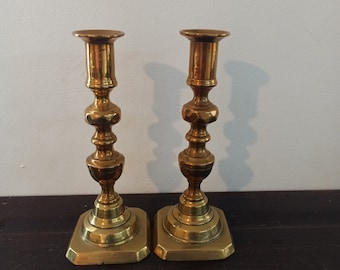 Un par de candelabros de latón. Para velas de mesa cónicas. Muy buen estado.