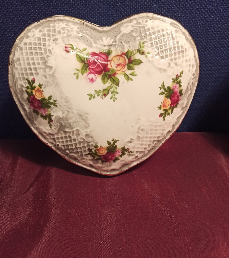 1962 Excellent Condition. /'Old Country Roses/' Retro Royal Albert Heart Shaped Trinket Dish
