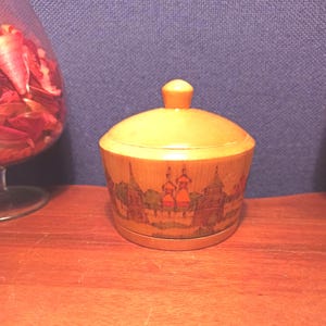 Een pot met boomdeksel. Veel toepassingen, waaronder opslag voor dobbelstenen, poederopslag, ringpot. Zeer goede staat.