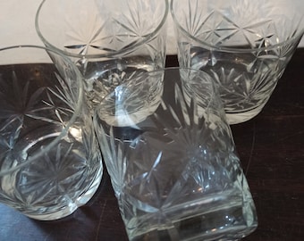 Set med 4 whiskyglas. Gott skick.