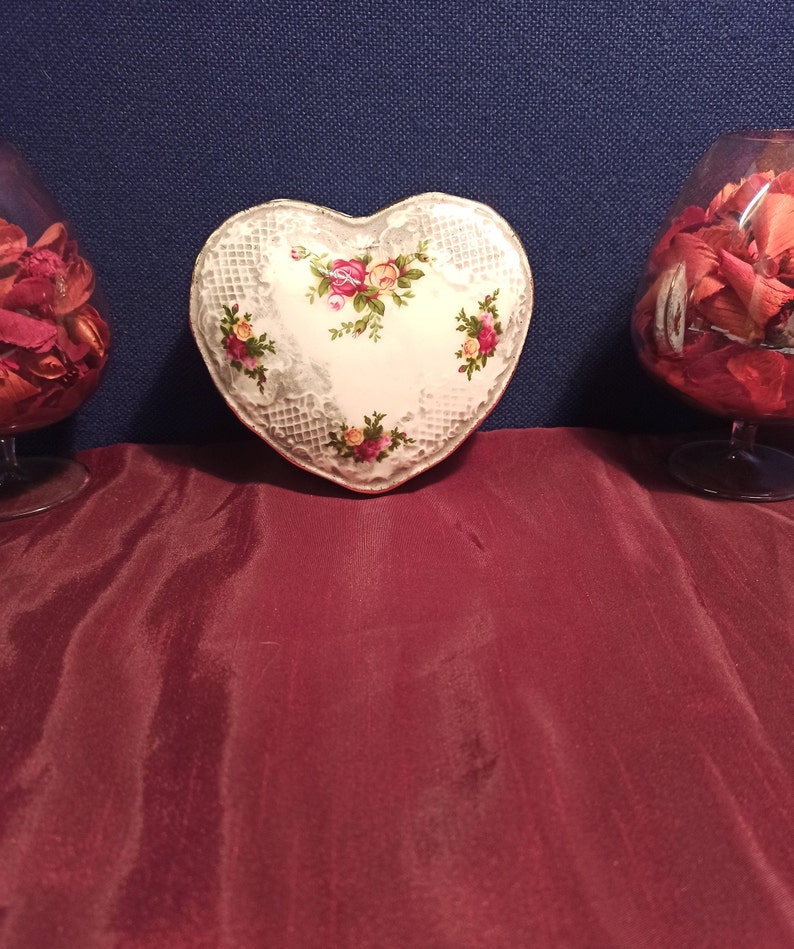 1962 Excellent Condition. /'Old Country Roses/' Retro Royal Albert Heart Shaped Trinket Dish