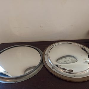 イギリスの公共交通機関のバス安全ミラーのペア。2階建てバス。凸型。ビンテージ。