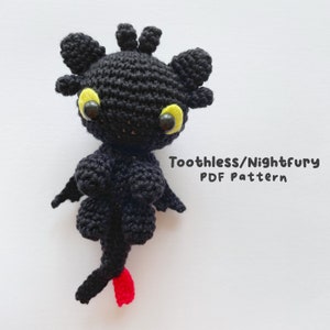 Puede incluir: Juguete de peluche de crochet negro Toothless Night Fury amigurumi con ojos amarillos y cola roja. Patrón PDF Toothless/Nightfury.