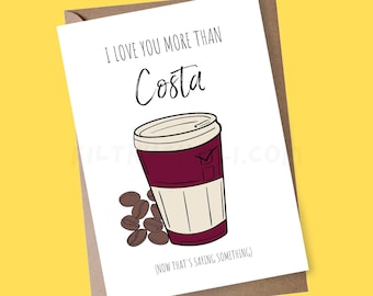 Può includere: Un biglietto bianco con il testo "I love you more than Costa" in nero. Sotto il testo c'è un disegno di una tazza di caffè con un coperchio rosso e chicchi di caffè marroni. Il testo "(Now that's saying something)" è in fondo al biglietto.