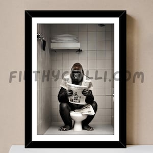 Gorilla scimmia sul water con giornale, stampe per water, stampa divertente per il bagno, animale sul water, scimmia con carta, arte murale per il bagno