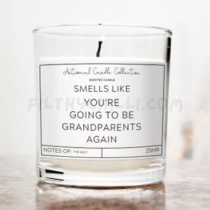 Puede incluir: Una vela blanca en un tarro de vidrio transparente con una etiqueta negra que dice "Antisocial Candle Collection" y "Smells Like You're Going To Be Grandparents Again". La etiqueta también incluye "Notes of: The Best" y "25HR".