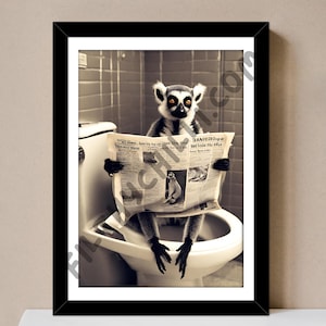 Lemure sulla toilette con giornale, stampe per la toilette, stampa divertente per il bagno, animale sulla toilette, lemure con carta, arte della parete del bagno, arredamento del bagno