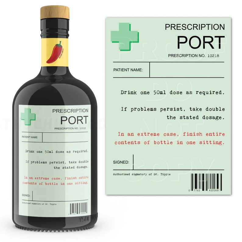 Puede incluir: Una botella de vidrio negro con una etiqueta de chile rojo. La etiqueta dice "Prescription Port" e incluye un n&uacute;mero de prescripci&oacute;n. La botella es una versi&oacute;n humor&iacute;stica de una receta m&eacute;dica para vino de Oporto.